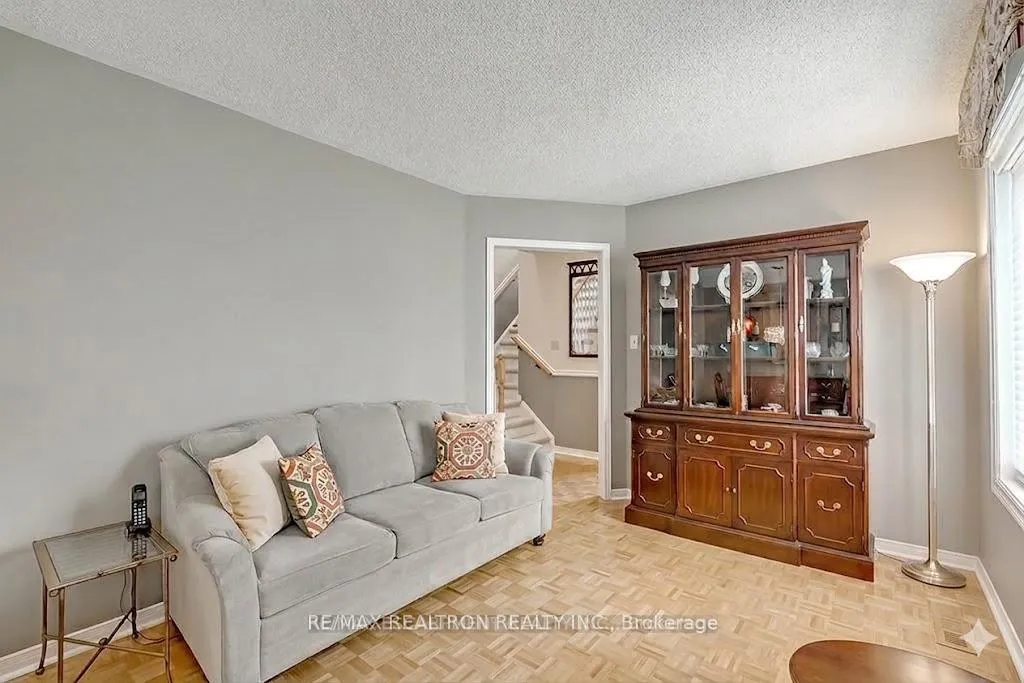 Photo 6 of 5591 Cosmic Crescent, Mississauga, Hurontario — HOMEH
