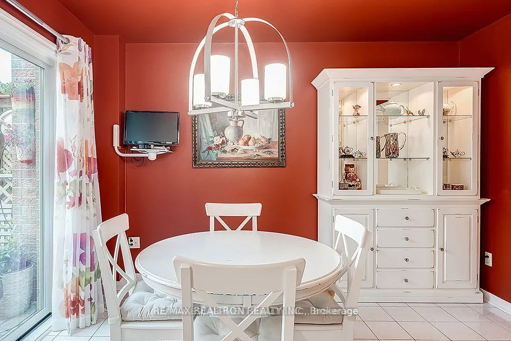 Photo 10 of 5591 Cosmic Crescent, Mississauga, Hurontario — HOMEH