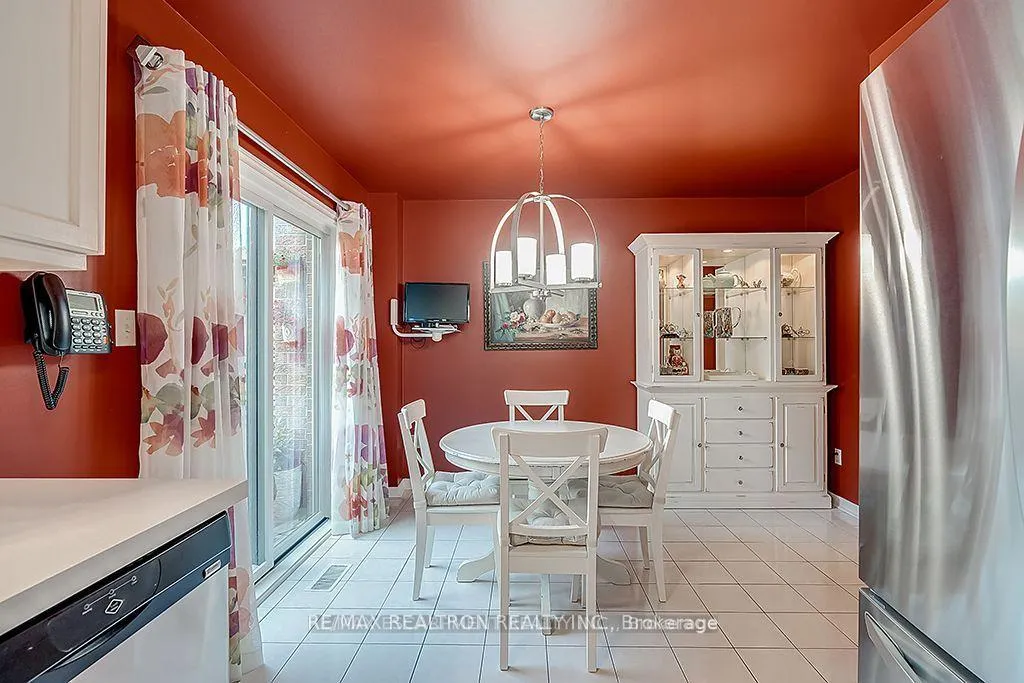 Photo 12 of 5591 Cosmic Crescent, Mississauga, Hurontario — HOMEH