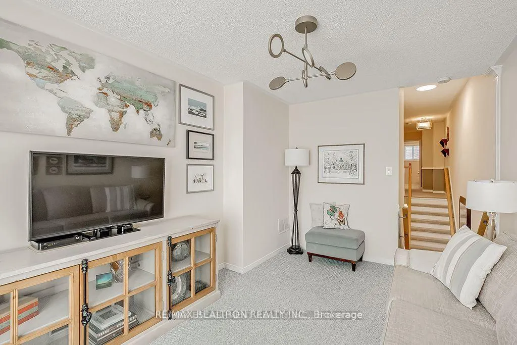 Photo 16 of 5591 Cosmic Crescent, Mississauga, Hurontario — HOMEH