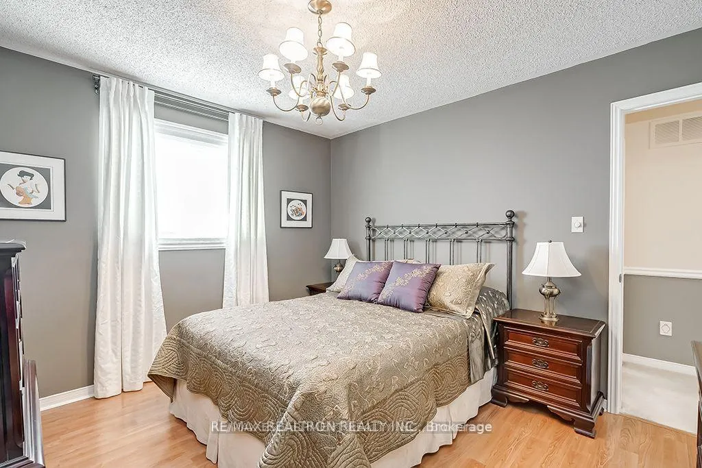 Photo 17 of 5591 Cosmic Crescent, Mississauga, Hurontario — HOMEH