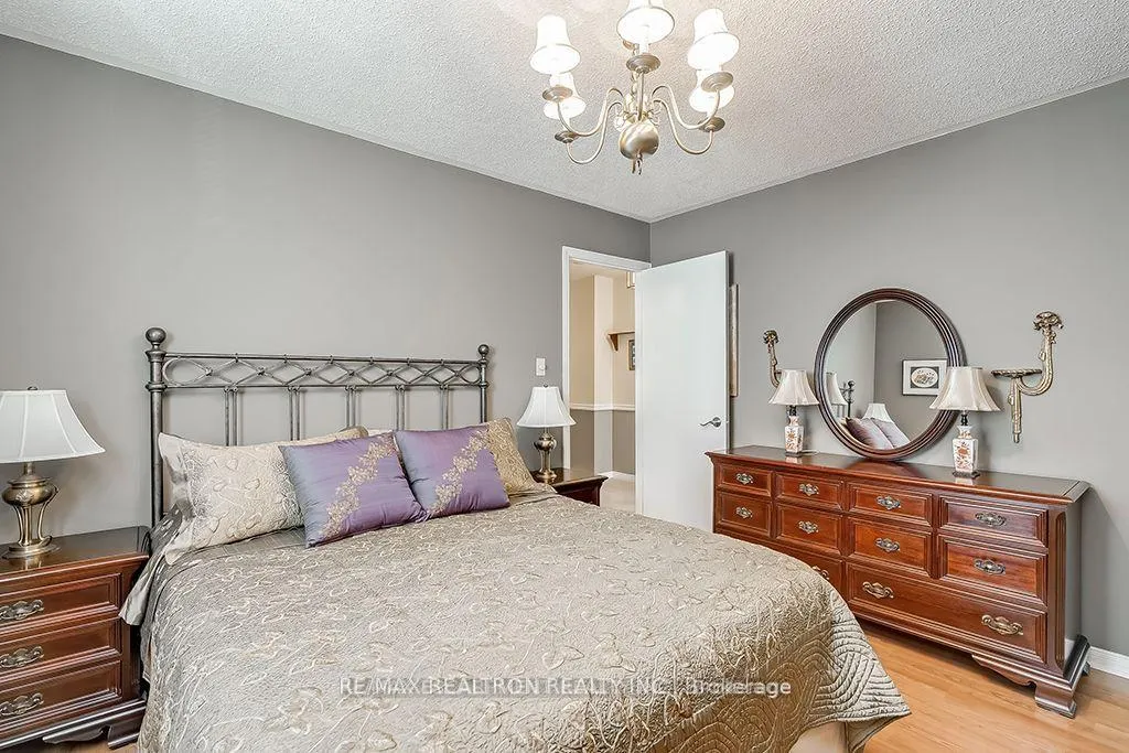 Photo 18 of 5591 Cosmic Crescent, Mississauga, Hurontario — HOMEH
