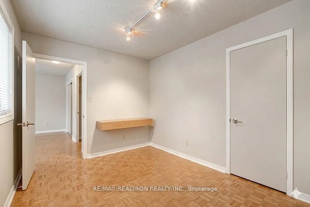 Photo 22 of 5591 Cosmic Crescent, Mississauga, Hurontario — HOMEH