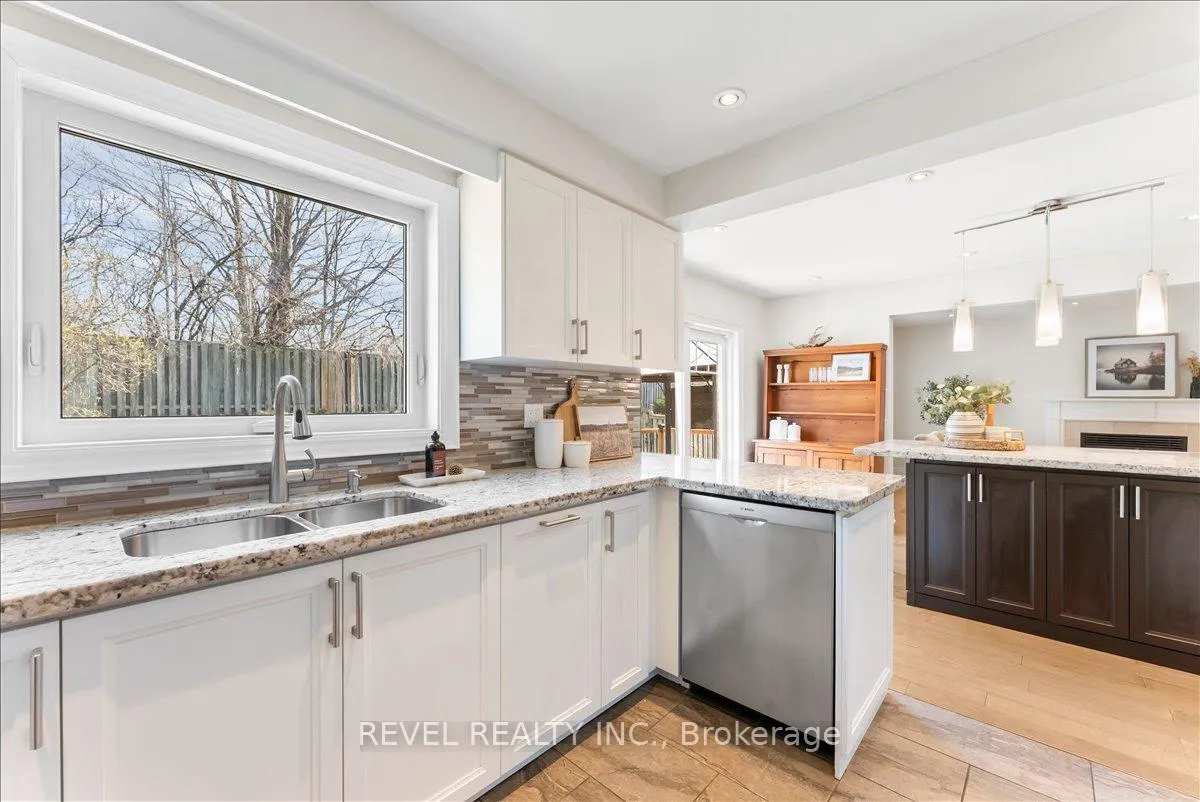 Photo 17 of 30 Linderwood Drive, Scarborough, Centennial Scarborough — HOMEH