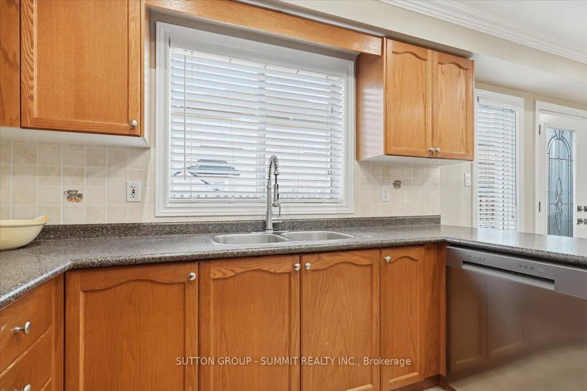 Photo 10 of 42 Dylan Street, Vaughan, Vellore Village — HOMEH