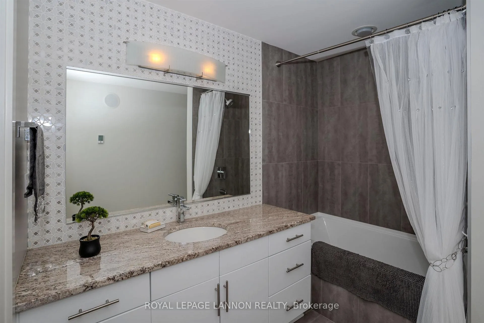 Photo 11 of Unit 2104, 2260 Sleeping Giant Parkway, Thunder Bay, Lakefront — HOMEH
