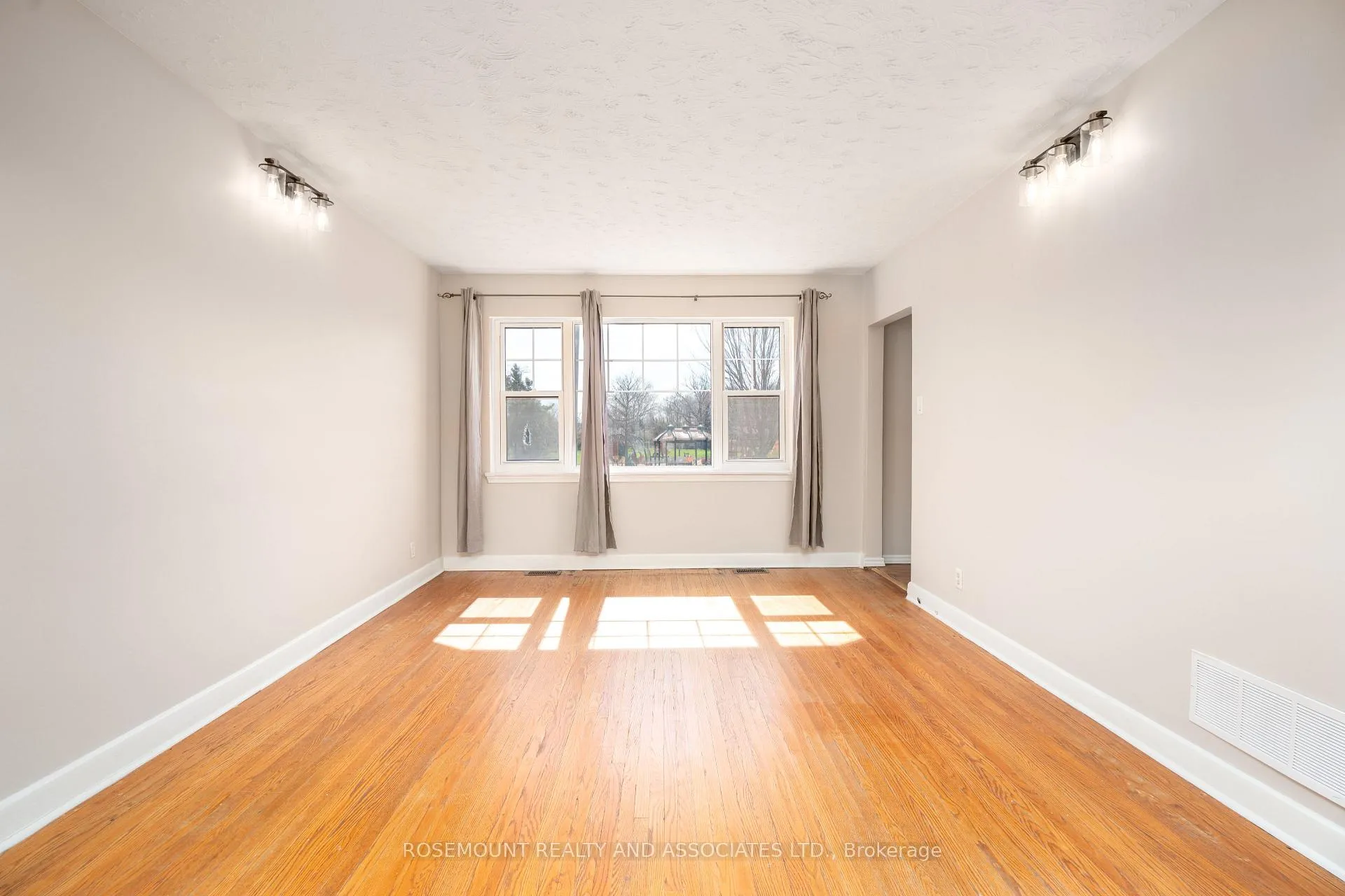 Photo 6 of Unit UPPER, 32 Maywood Park, Scarborough, Kennedy Park — HOMEH