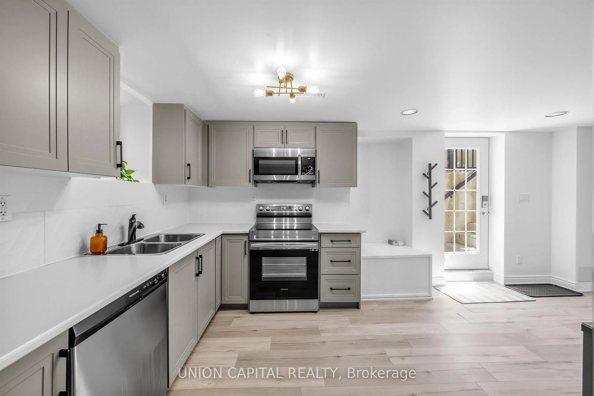 Photo 4 of Unit Bsmt, 274 Harrowsmith Drive, Mississauga, Hurontario — HOMEH