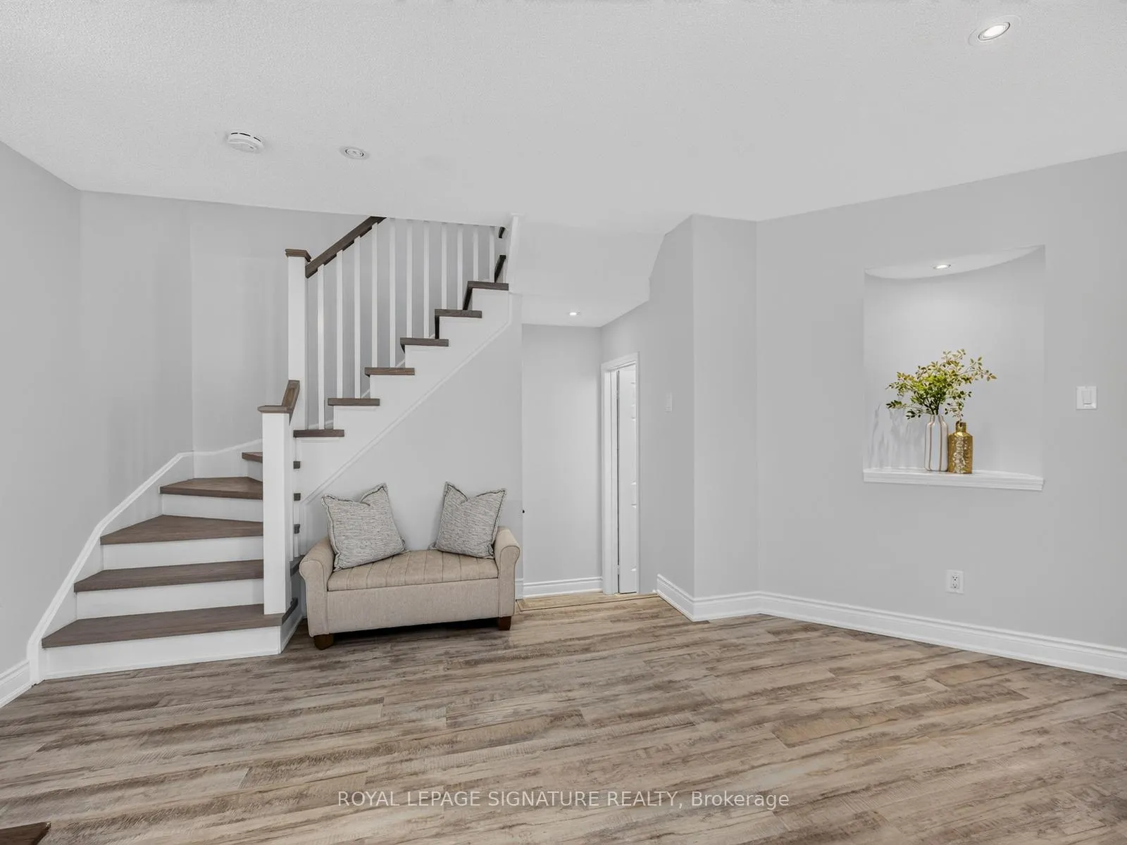 Photo 4 of 679 Sunbird Trail, Pickering, Amberlea — HOMEH