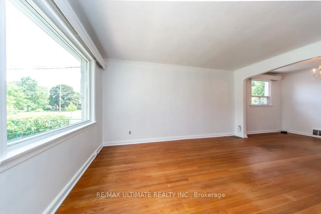 Photo 10 of 61 Yorkview Drive, Etobicoke, Stonegate-Queensway — HOMEH
