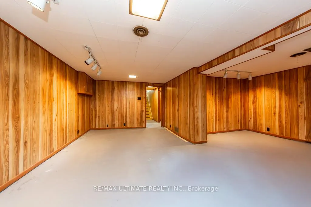 Photo 39 of 61 Yorkview Drive, Etobicoke, Stonegate-Queensway — HOMEH