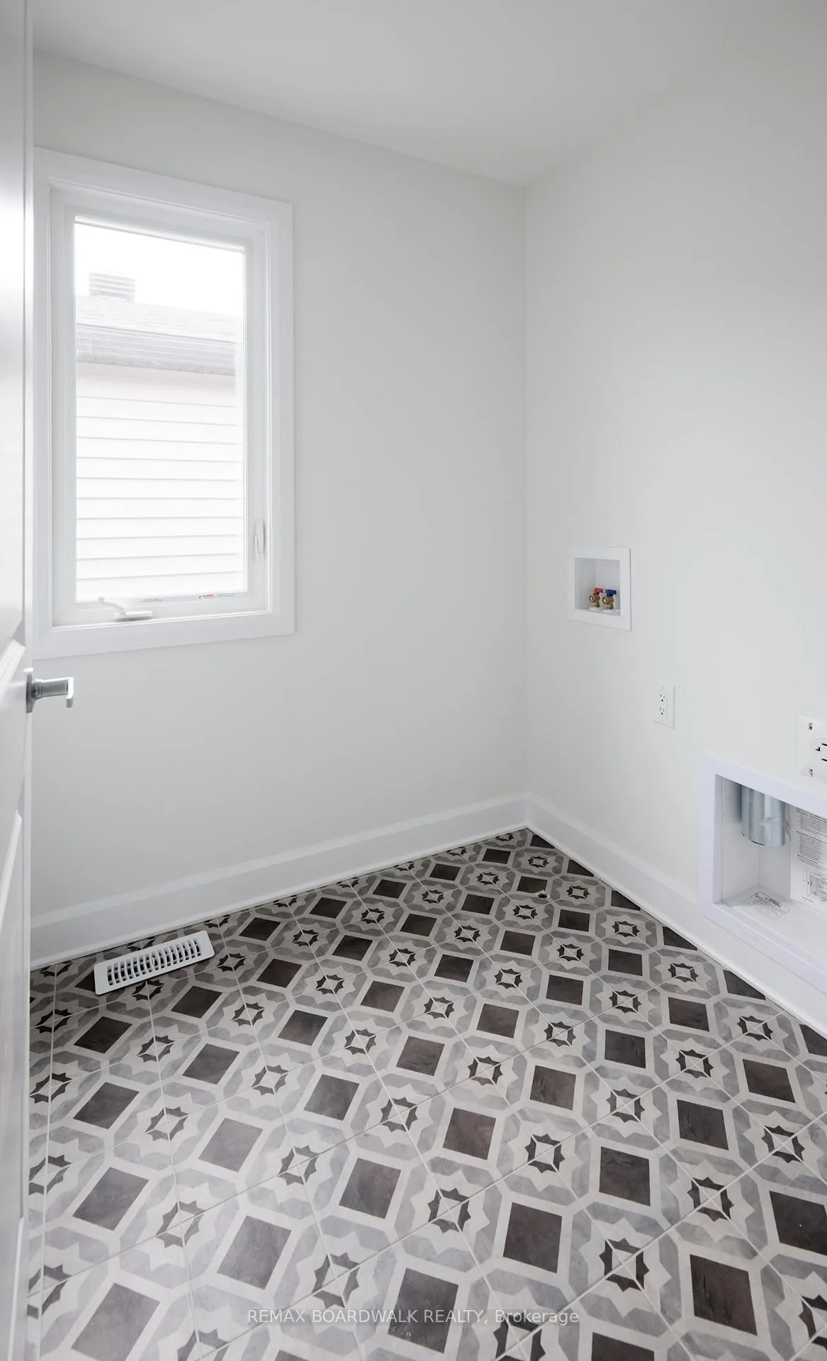 Photo 22 of 592 Roundhouse Crescent, Ottawa, Stittsville (South) — HOMEH