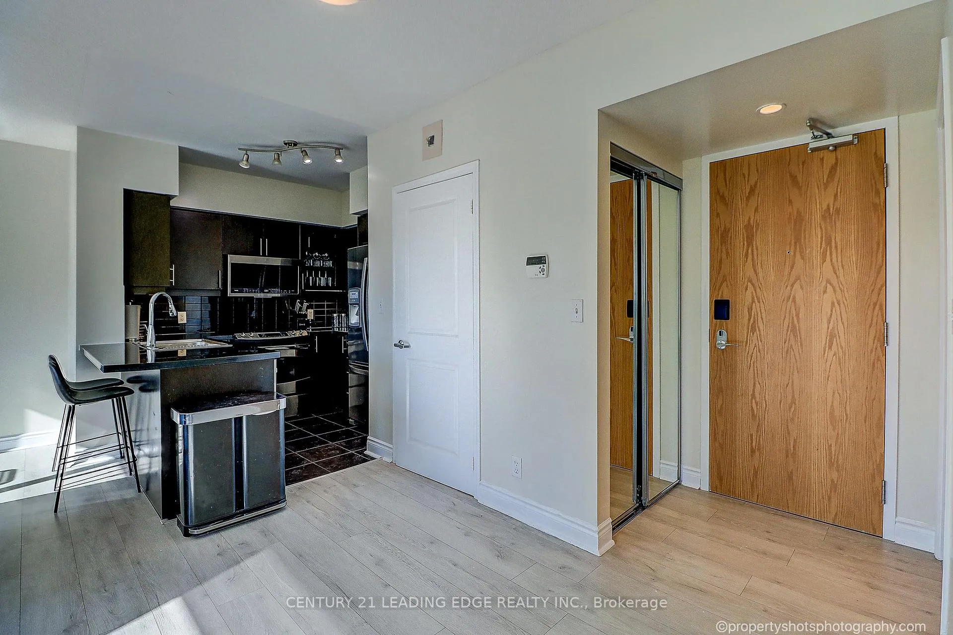 Photo 6 of Unit 303, 1900 Lakeshore Boulevard, Toronto, High Park-Swansea — HOMEH