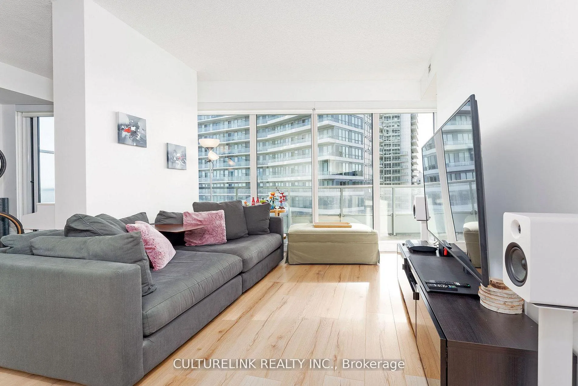Photo 10 of Unit 2008, 117 McMahon Drive, North York, Bayview Village — HOMEH