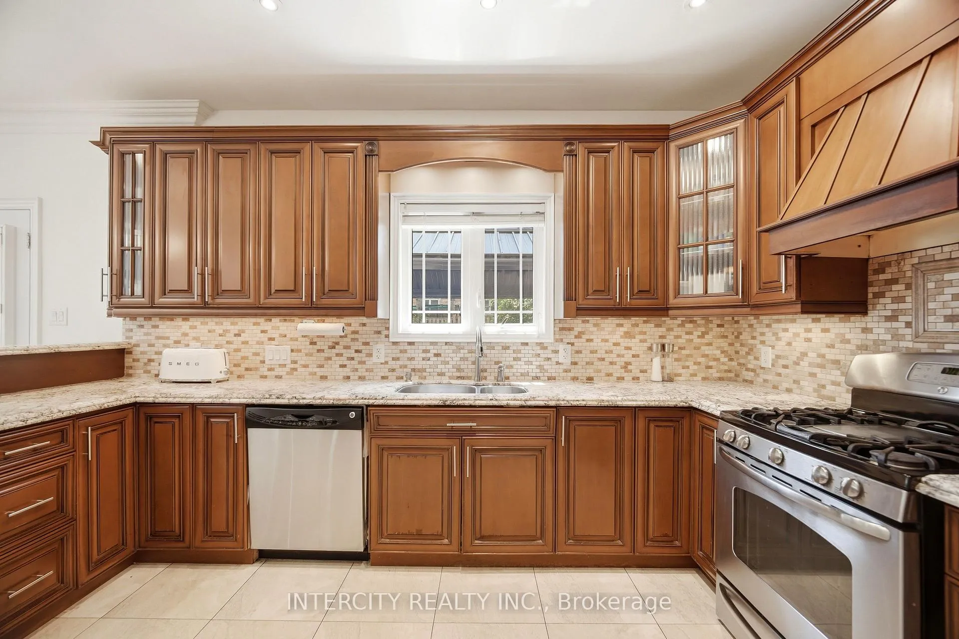 Photo 10 of 25 Lockheed Boulevard, Etobicoke, Humber Heights — HOMEH
