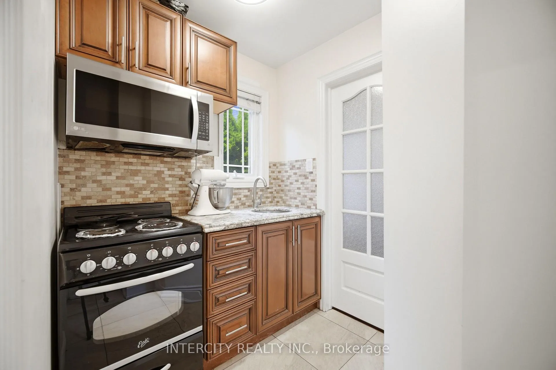 Photo 13 of 25 Lockheed Boulevard, Etobicoke, Humber Heights — HOMEH