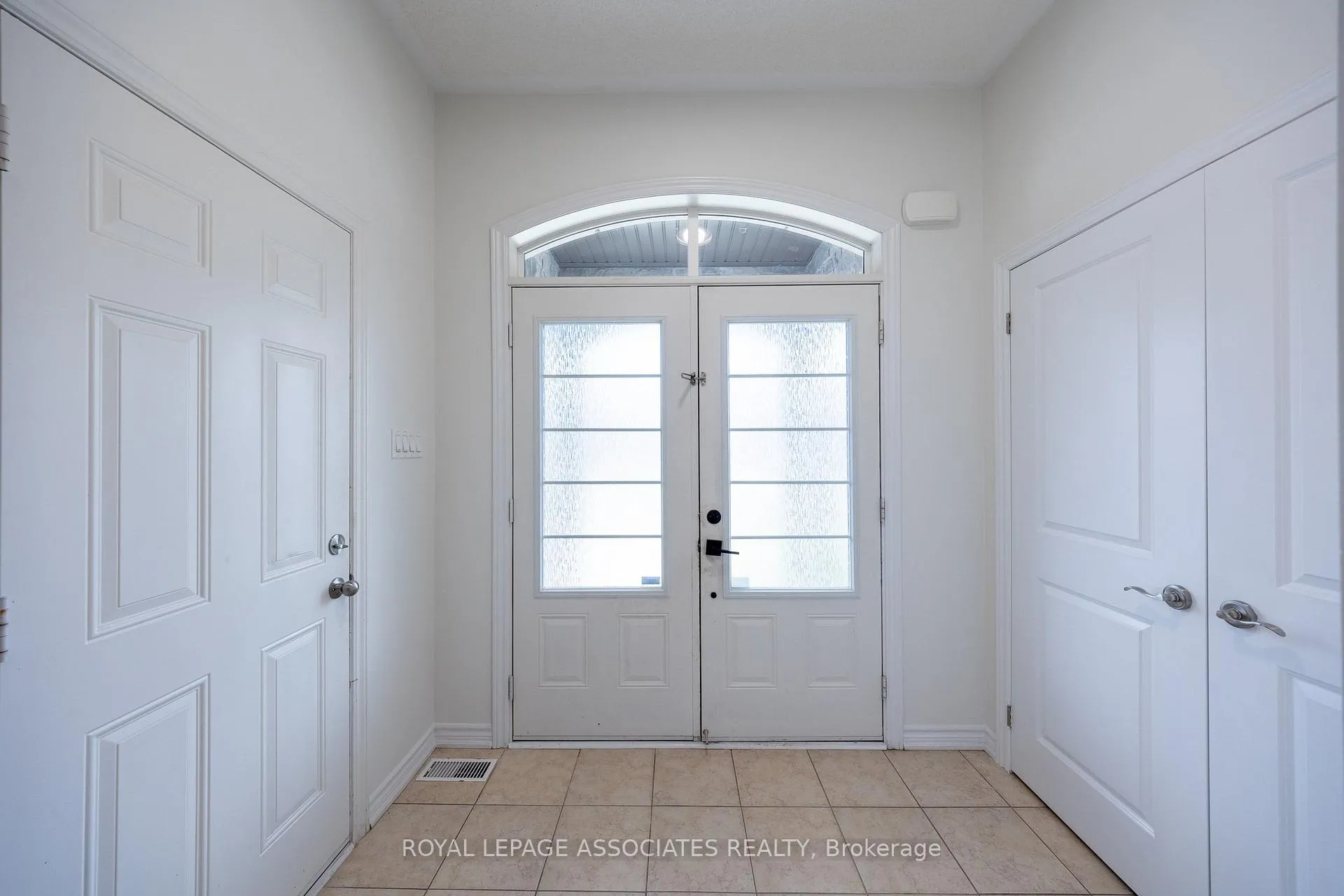 Photo 3 of 80 Thornbush Boulevard, Brampton, Northwest Brampton — HOMEH