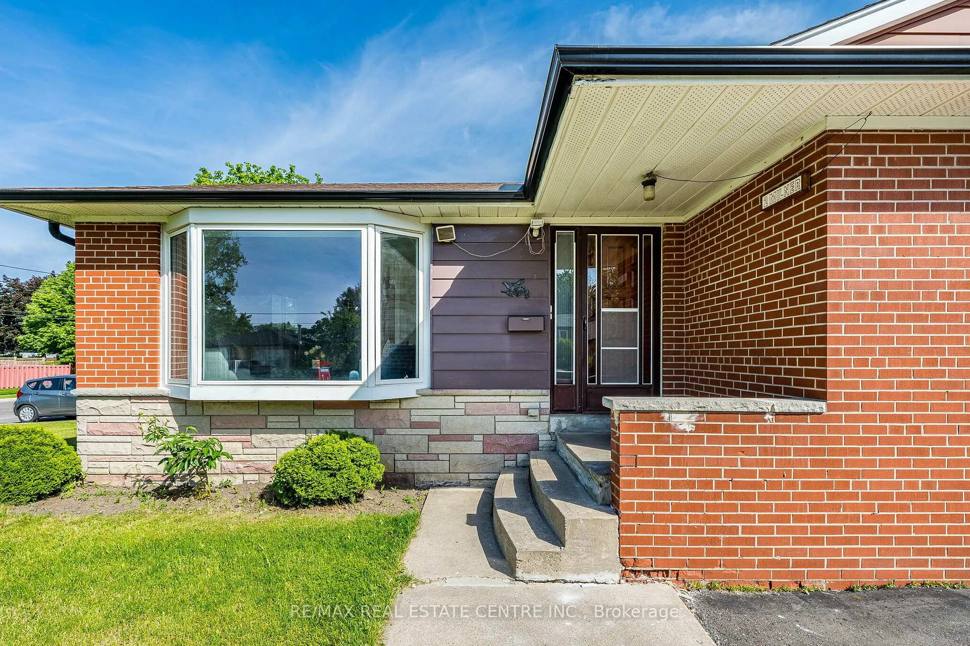 Photo 6 of Unit (Main Floor), 2 Milner Road, Brampton, Brampton East — HOMEH
