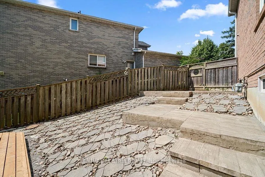 Photo 32 of 33 Autumn Way, Aurora, Aurora Heights — HOMEH