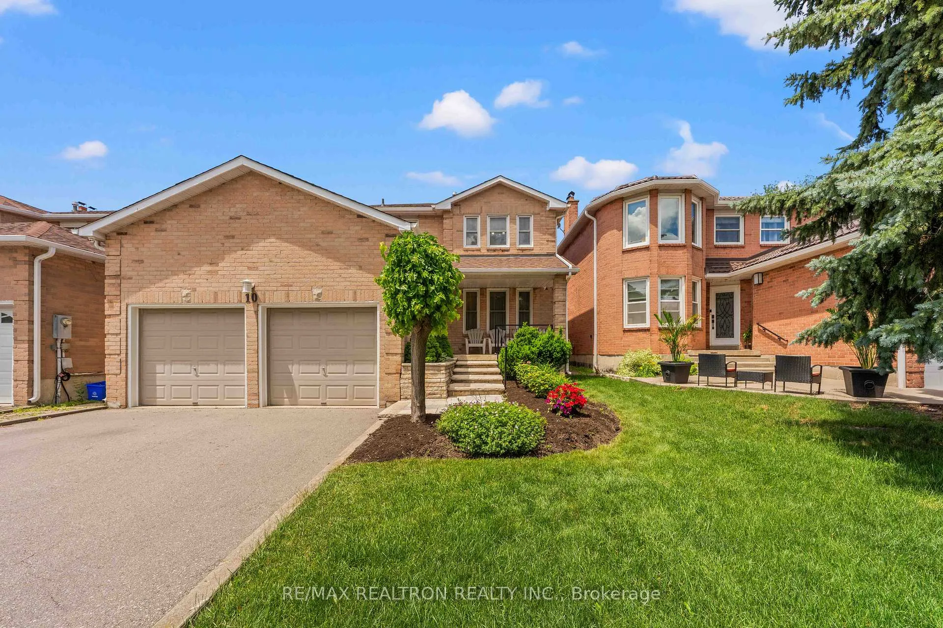 Photo 2 of 10 Millcreek Crescent, Vaughan, Brownridge — HOMEH