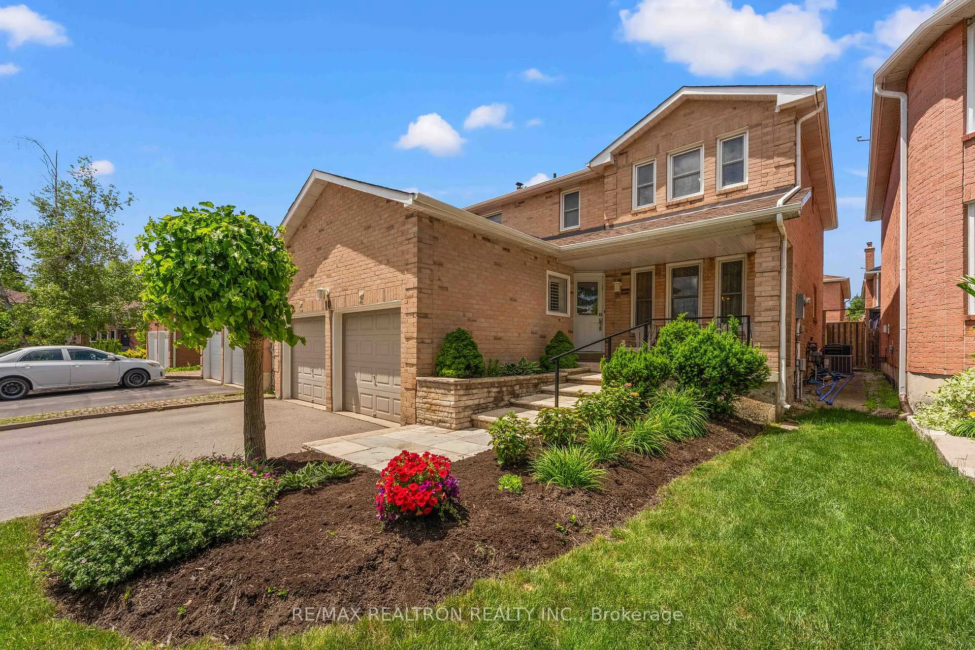 Photo 3 of 10 Millcreek Crescent, Vaughan, Brownridge — HOMEH