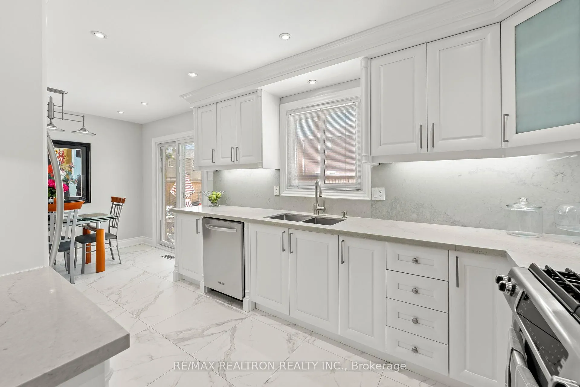 Photo 11 of 10 Millcreek Crescent, Vaughan, Brownridge — HOMEH