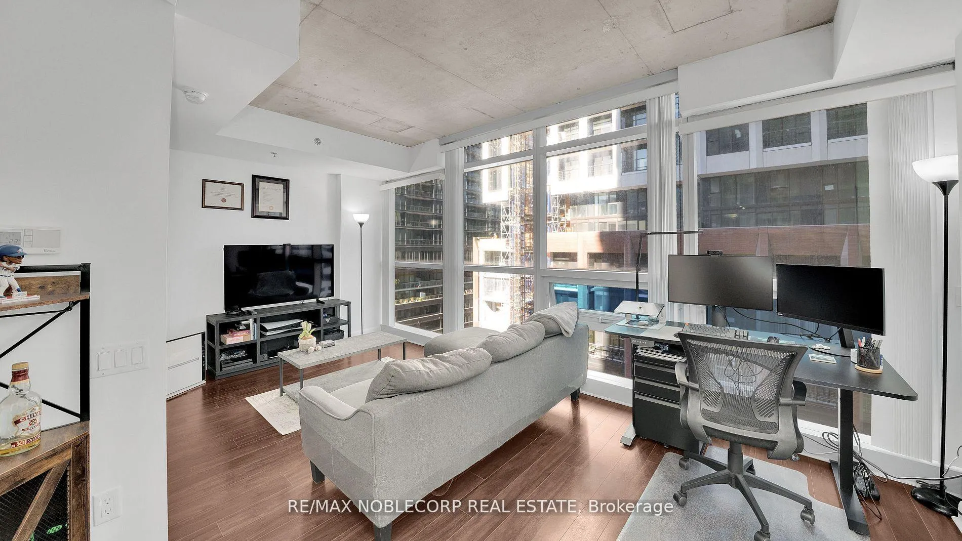 Front of Unit 810, 375 King Street W