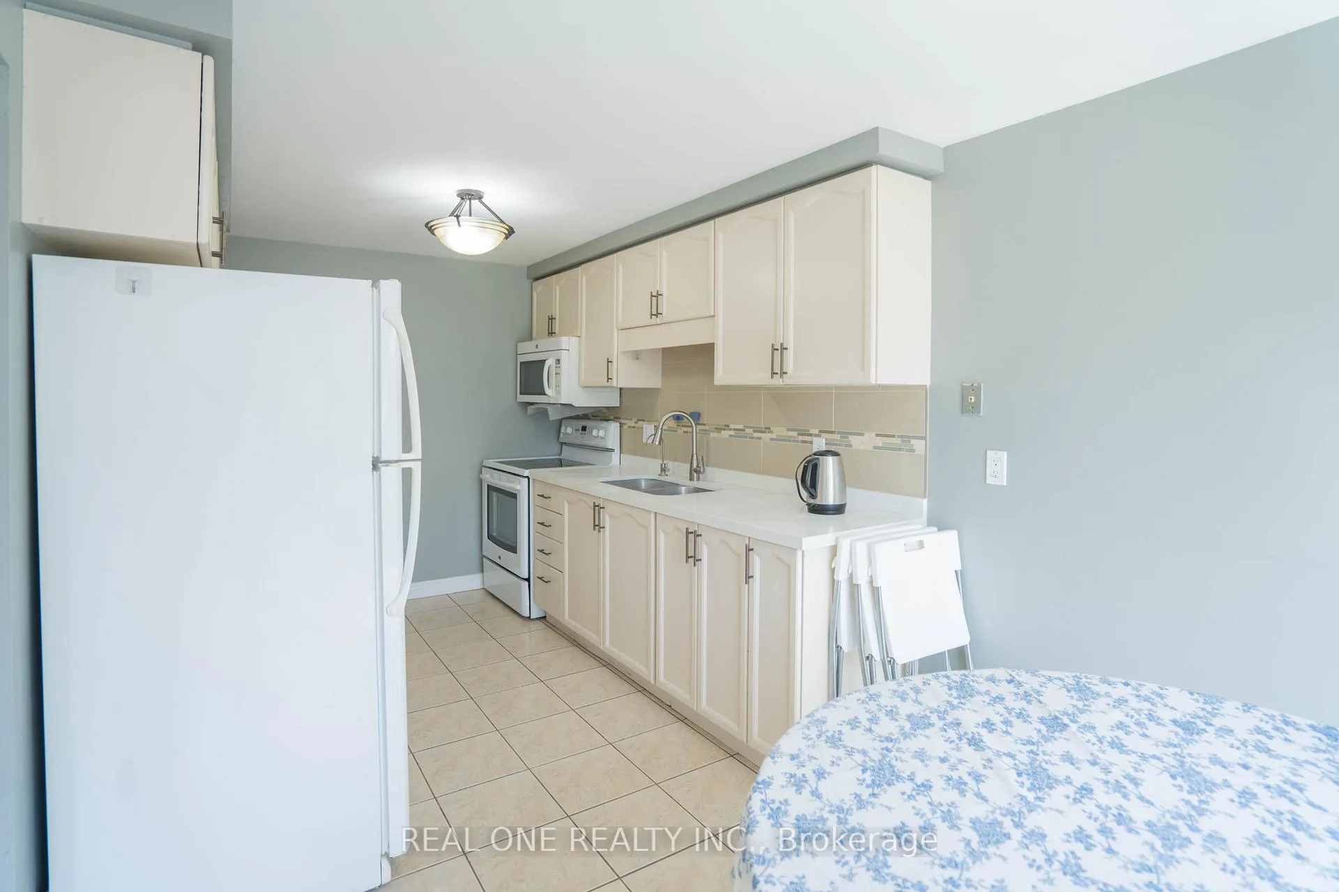 Photo 4 of 407 Downsview Place, Waterloo, Bridgeport — HOMEH