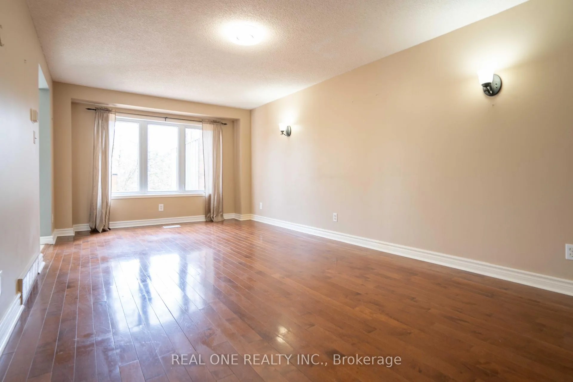 Photo 5 of 407 Downsview Place, Waterloo, Bridgeport — HOMEH