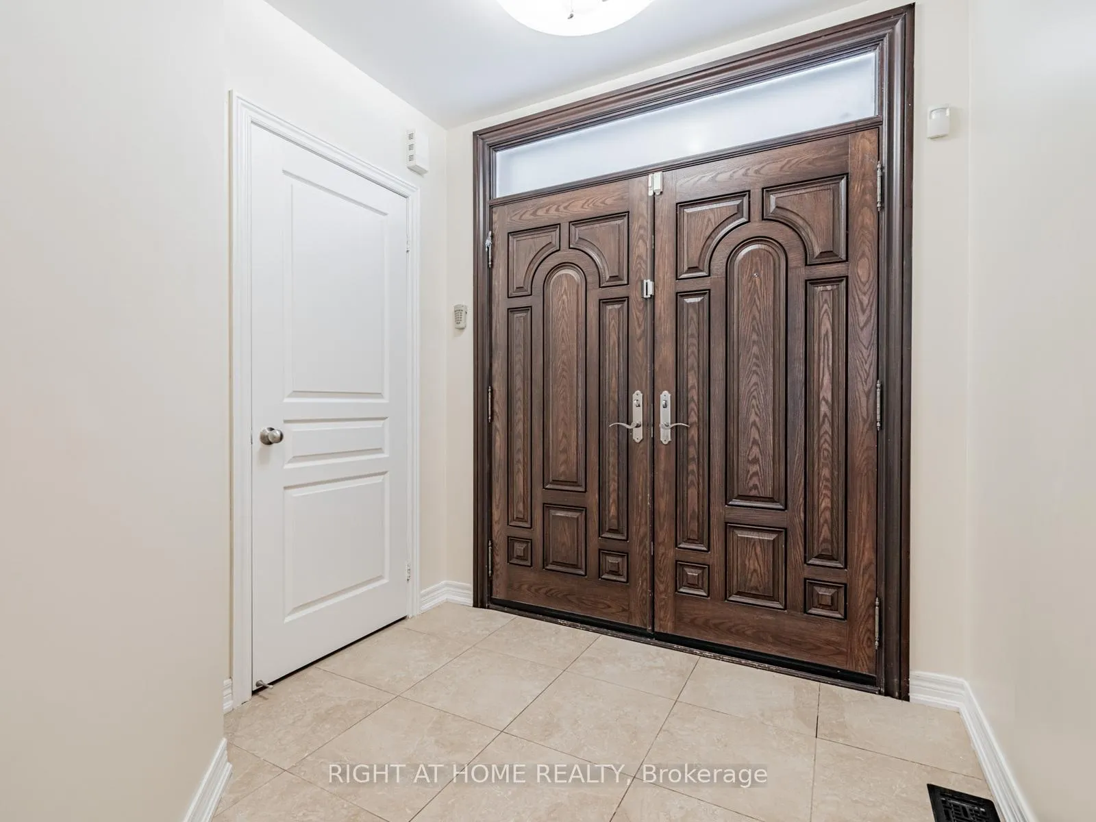 Photo 3 of 67 Timna Crescent, Vaughan, Patterson — HOMEH