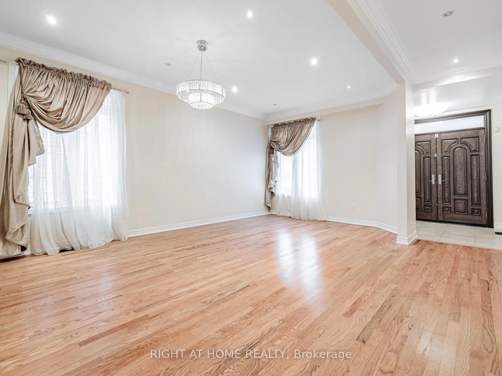 Photo 4 of 67 Timna Crescent, Vaughan, Patterson — HOMEH