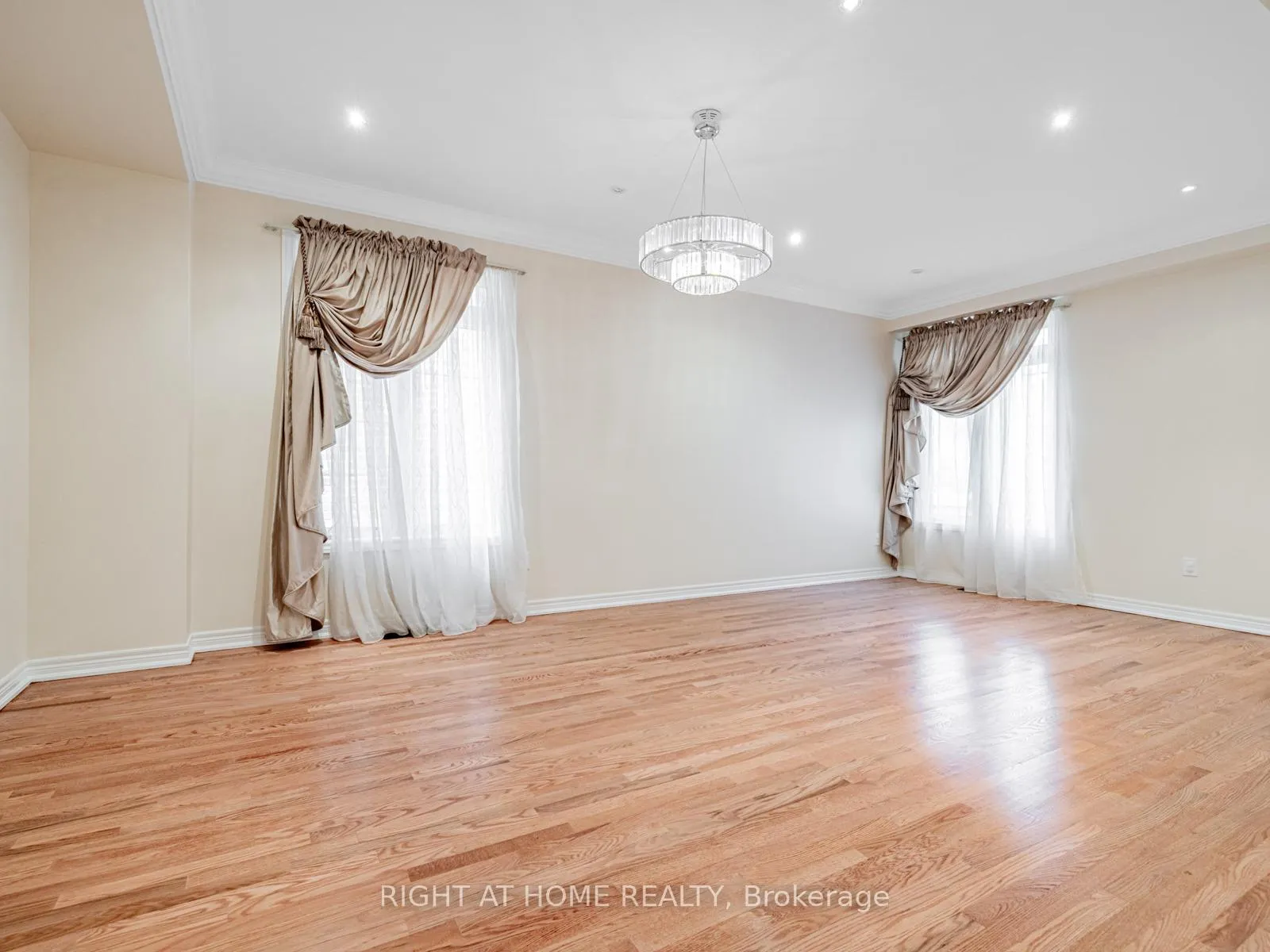 Photo 5 of 67 Timna Crescent, Vaughan, Patterson — HOMEH