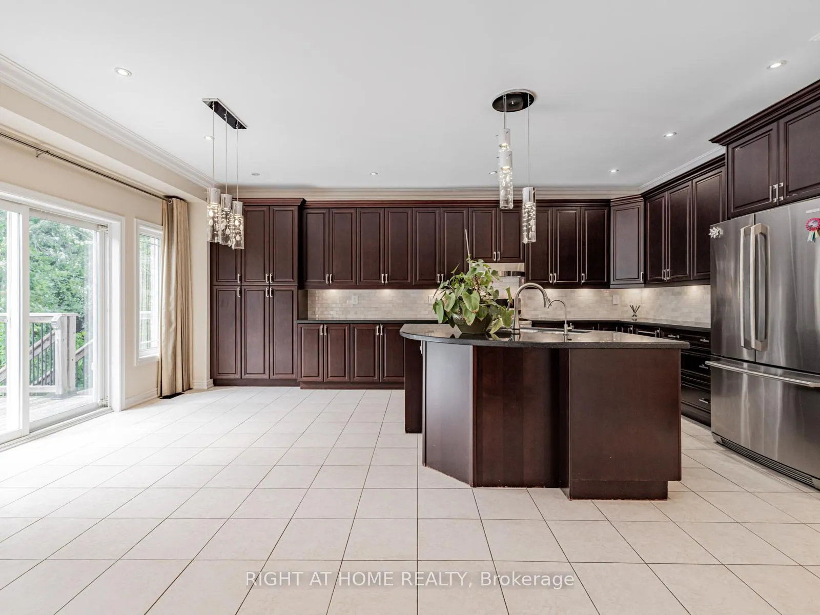 Photo 10 of 67 Timna Crescent, Vaughan, Patterson — HOMEH