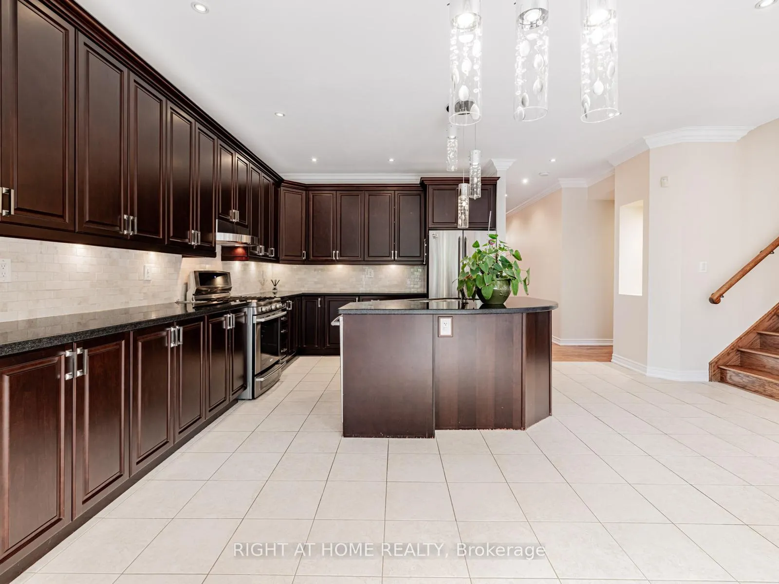 Photo 11 of 67 Timna Crescent, Vaughan, Patterson — HOMEH
