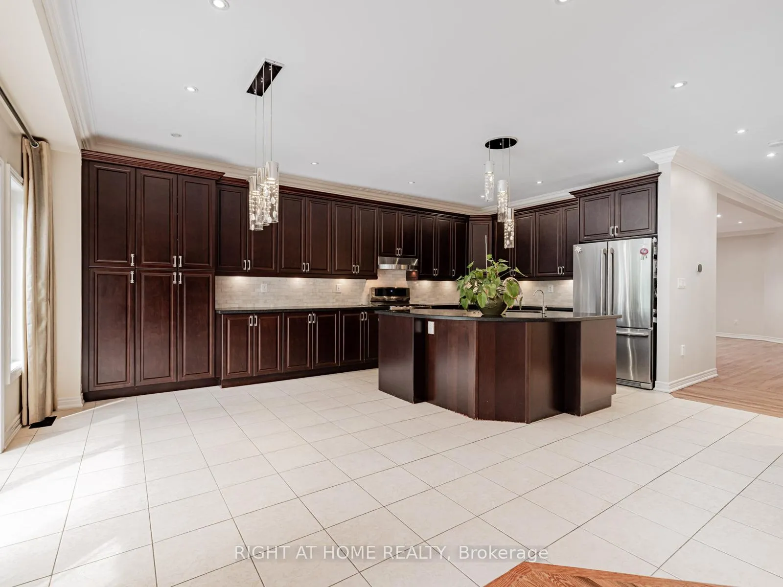 Photo 12 of 67 Timna Crescent, Vaughan, Patterson — HOMEH