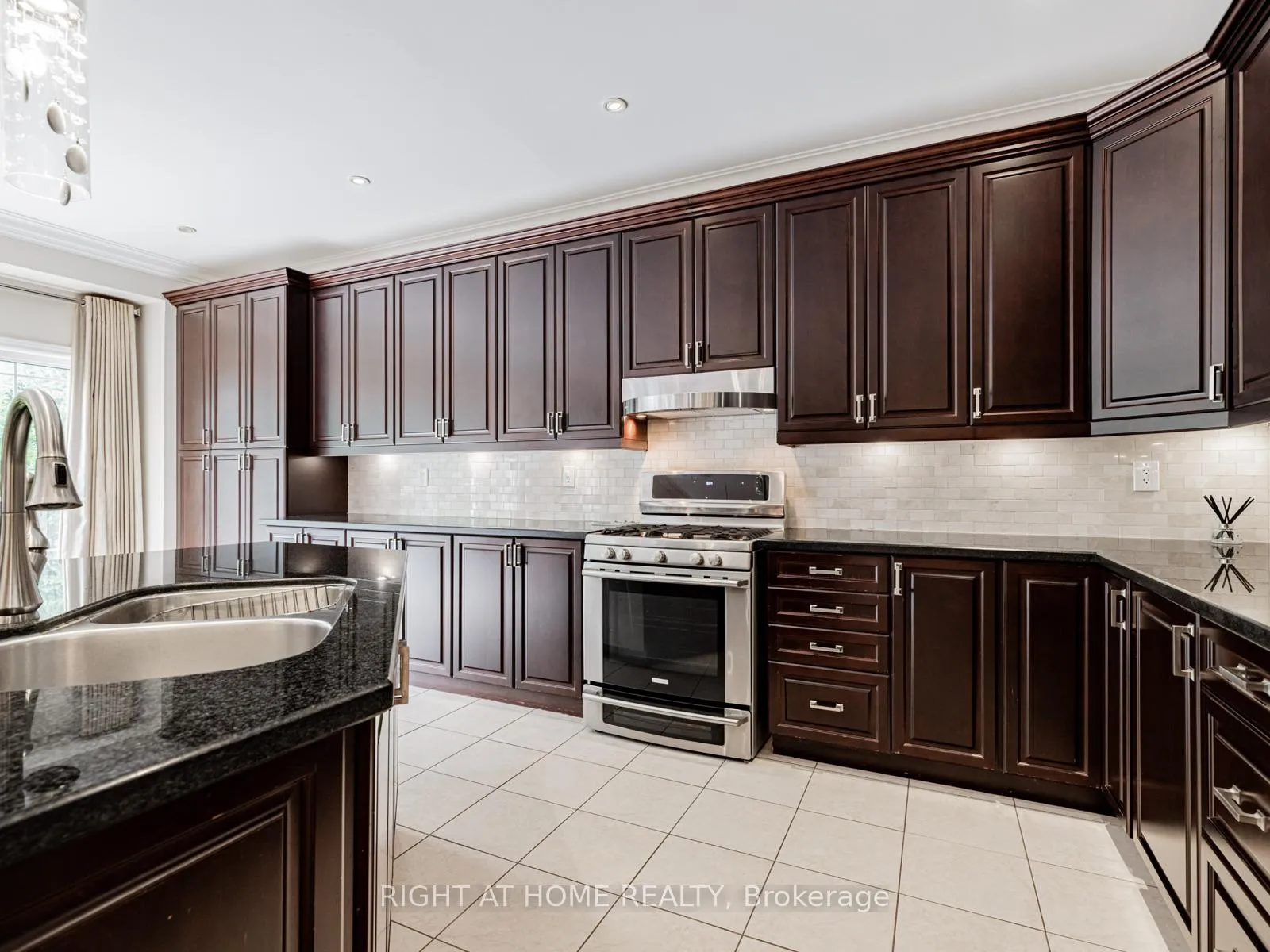 Photo 15 of 67 Timna Crescent, Vaughan, Patterson — HOMEH