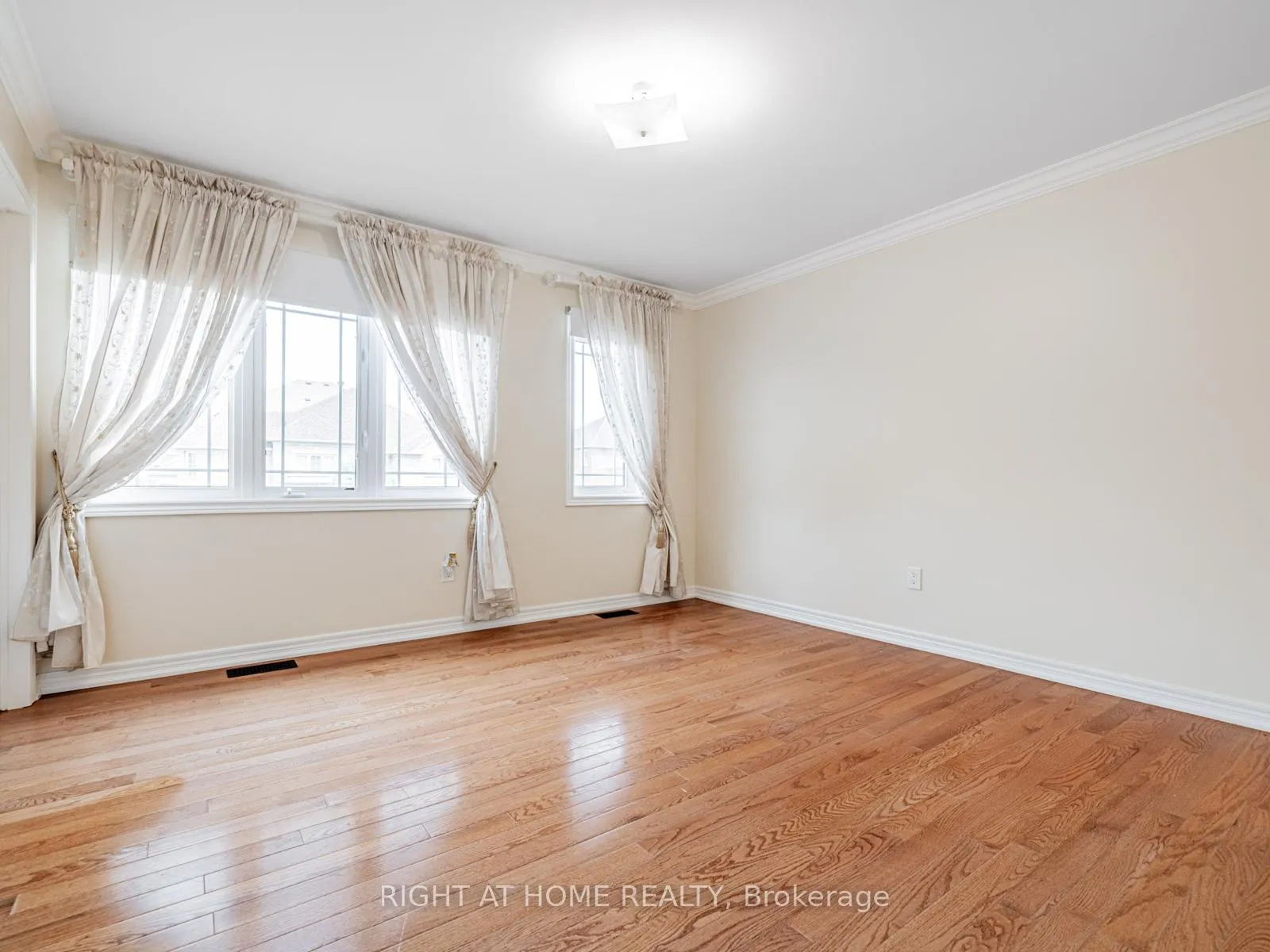 Photo 18 of 67 Timna Crescent, Vaughan, Patterson — HOMEH