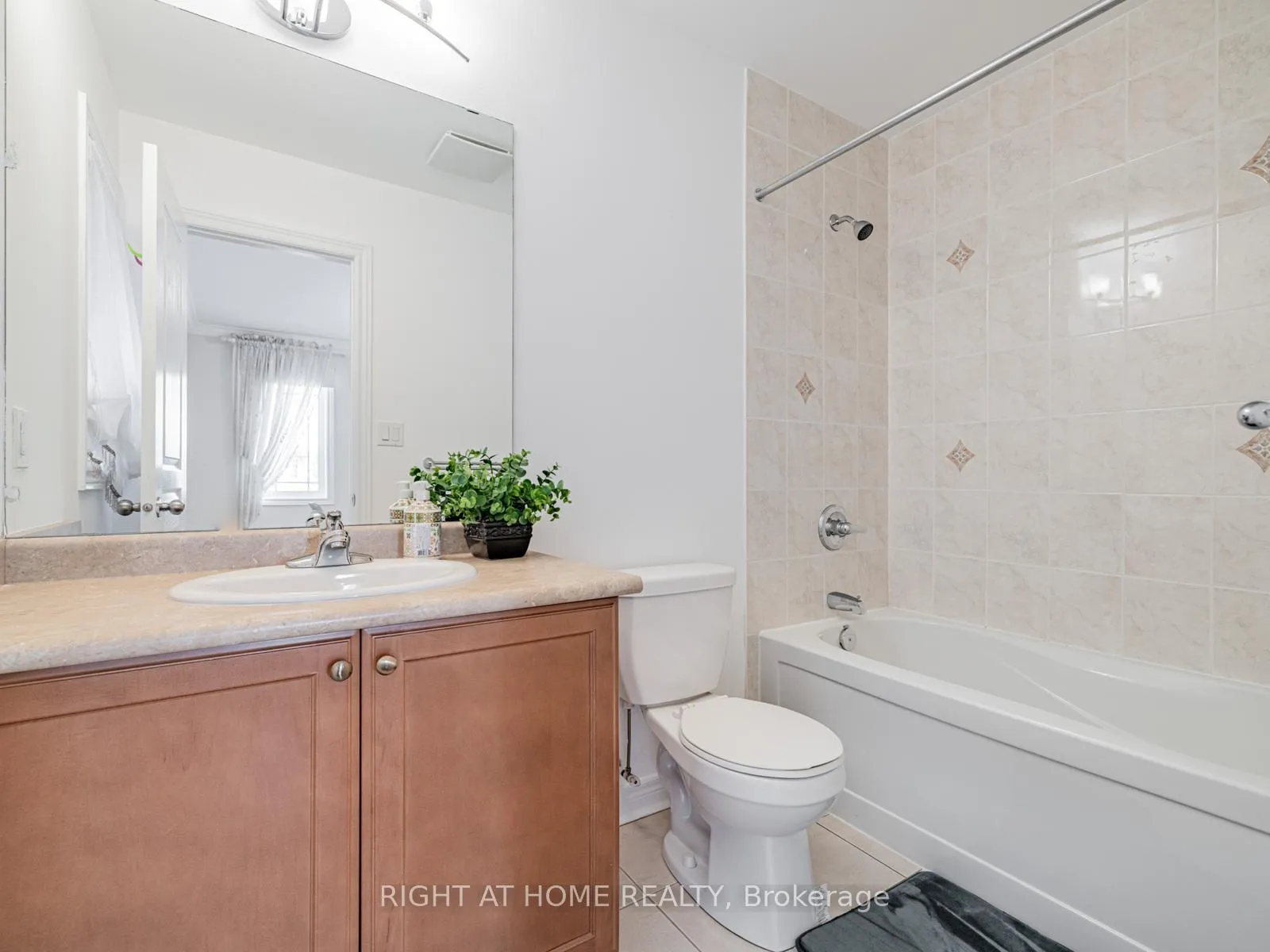 Photo 19 of 67 Timna Crescent, Vaughan, Patterson — HOMEH