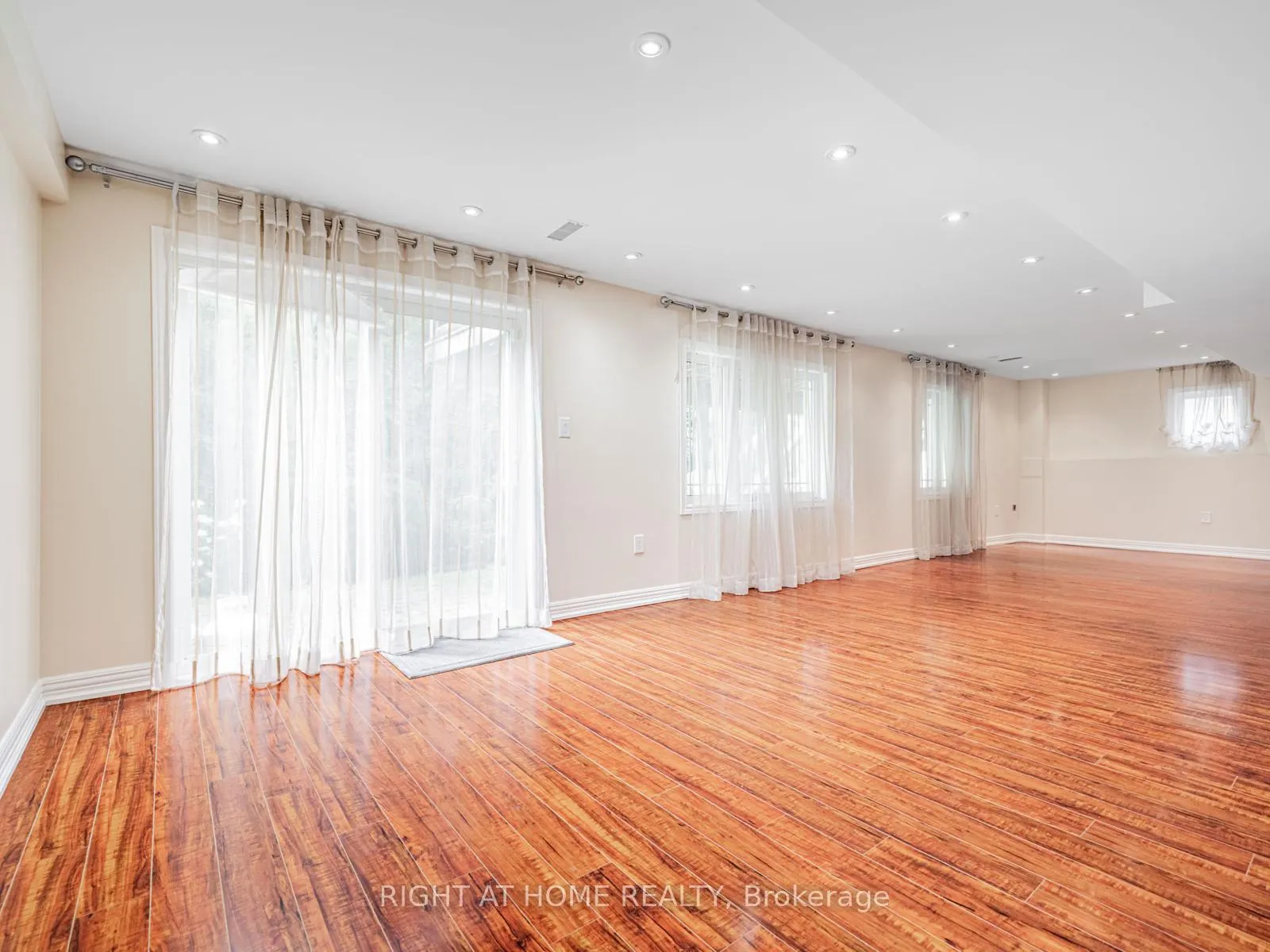 Photo 27 of 67 Timna Crescent, Vaughan, Patterson — HOMEH