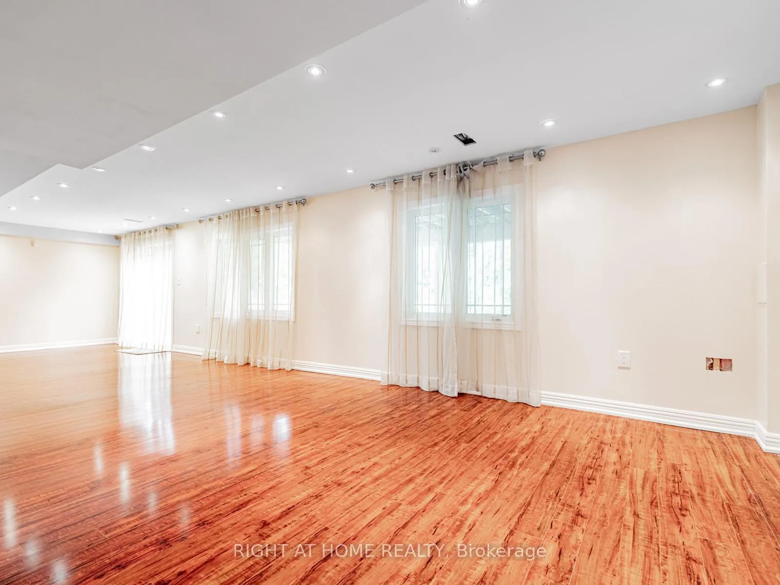 Photo 30 of 67 Timna Crescent, Vaughan, Patterson — HOMEH