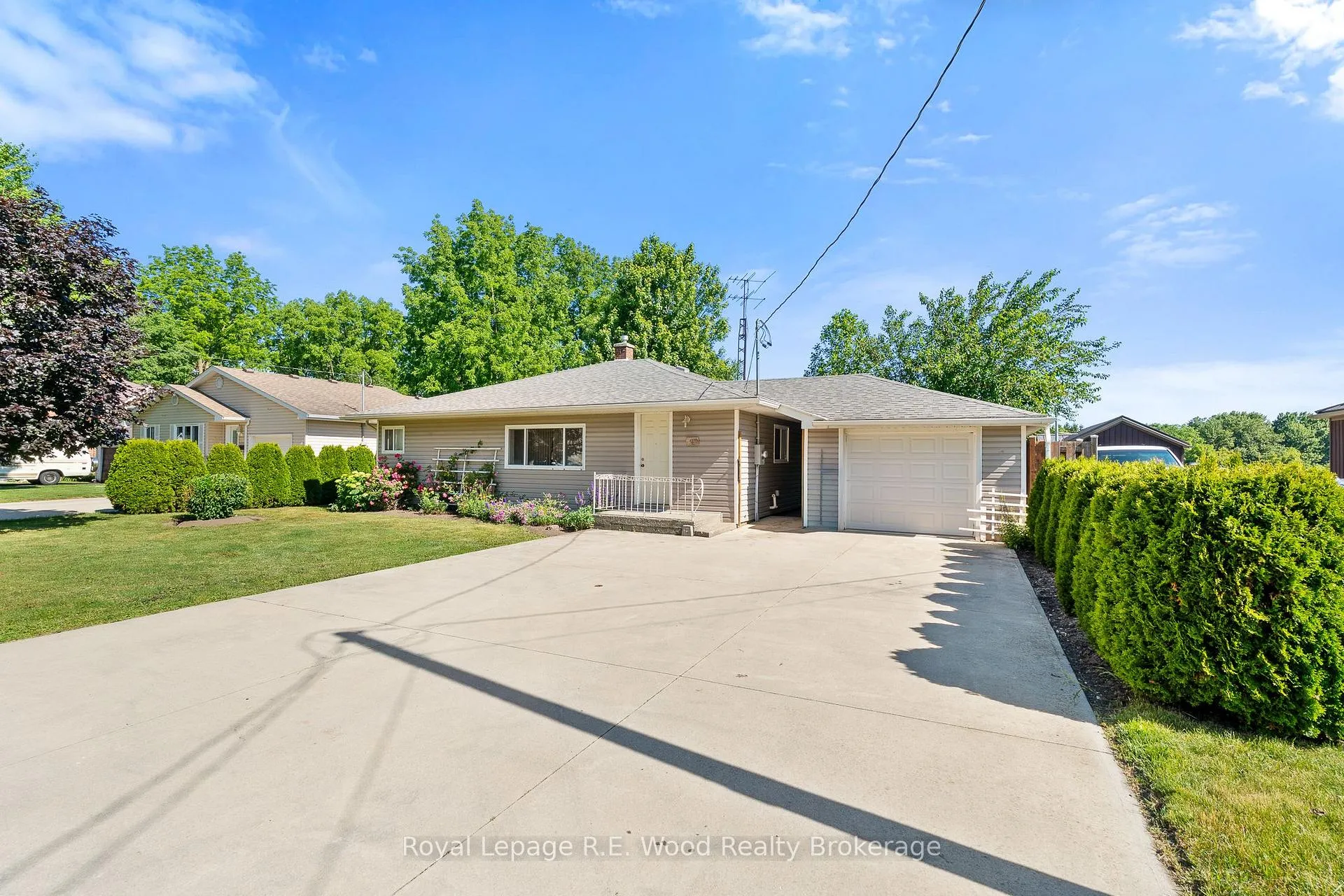 Photo 2 of 286 Walnut Street, Chatham-Kent, Dresden — HOMEH