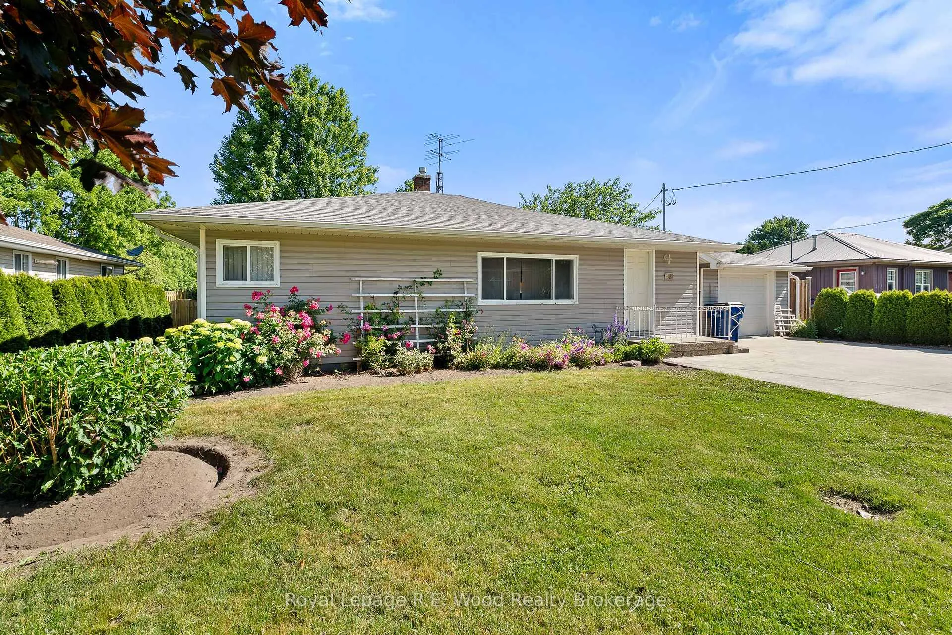 Photo 3 of 286 Walnut Street, Chatham-Kent, Dresden — HOMEH