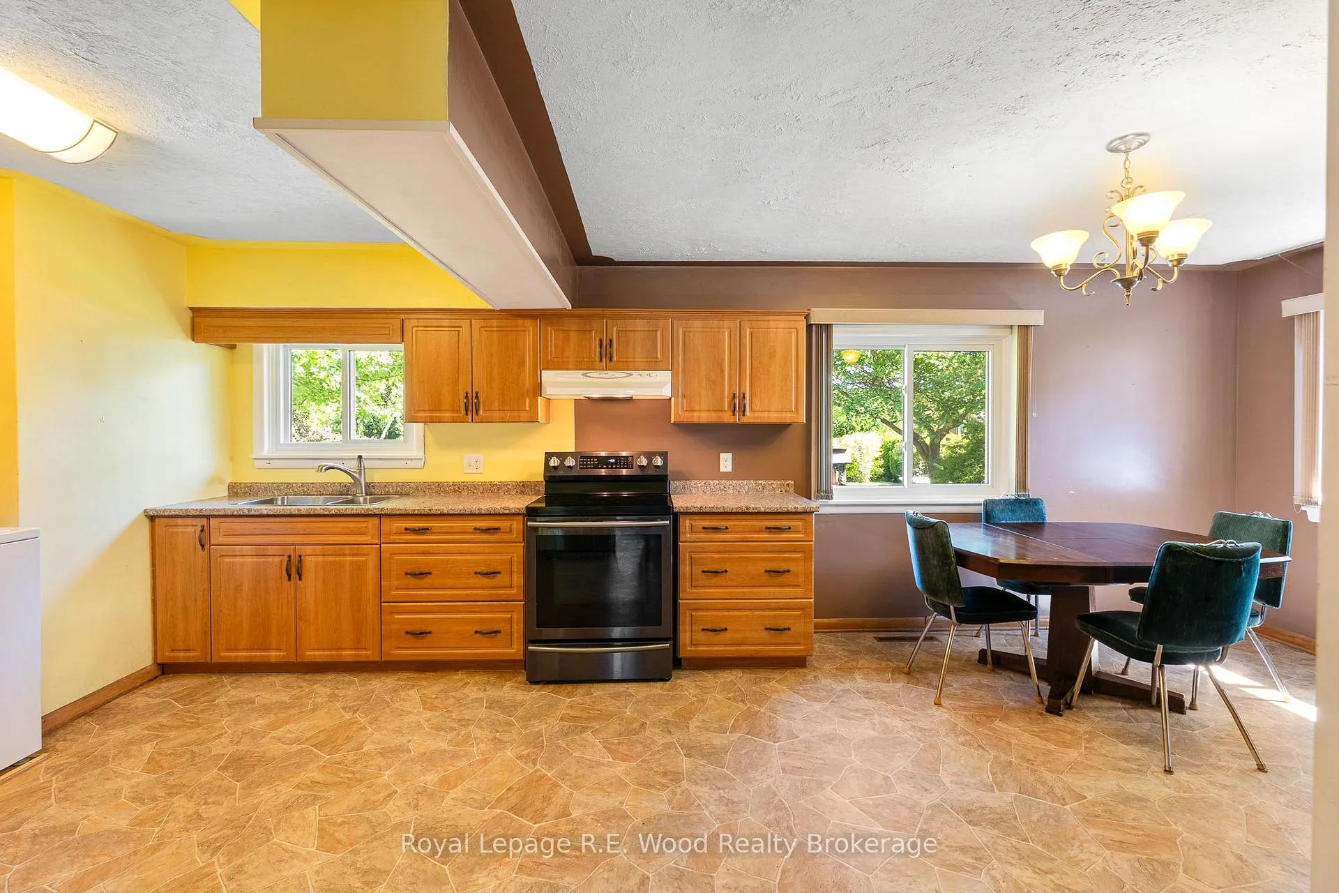 Photo 10 of 286 Walnut Street, Chatham-Kent, Dresden — HOMEH