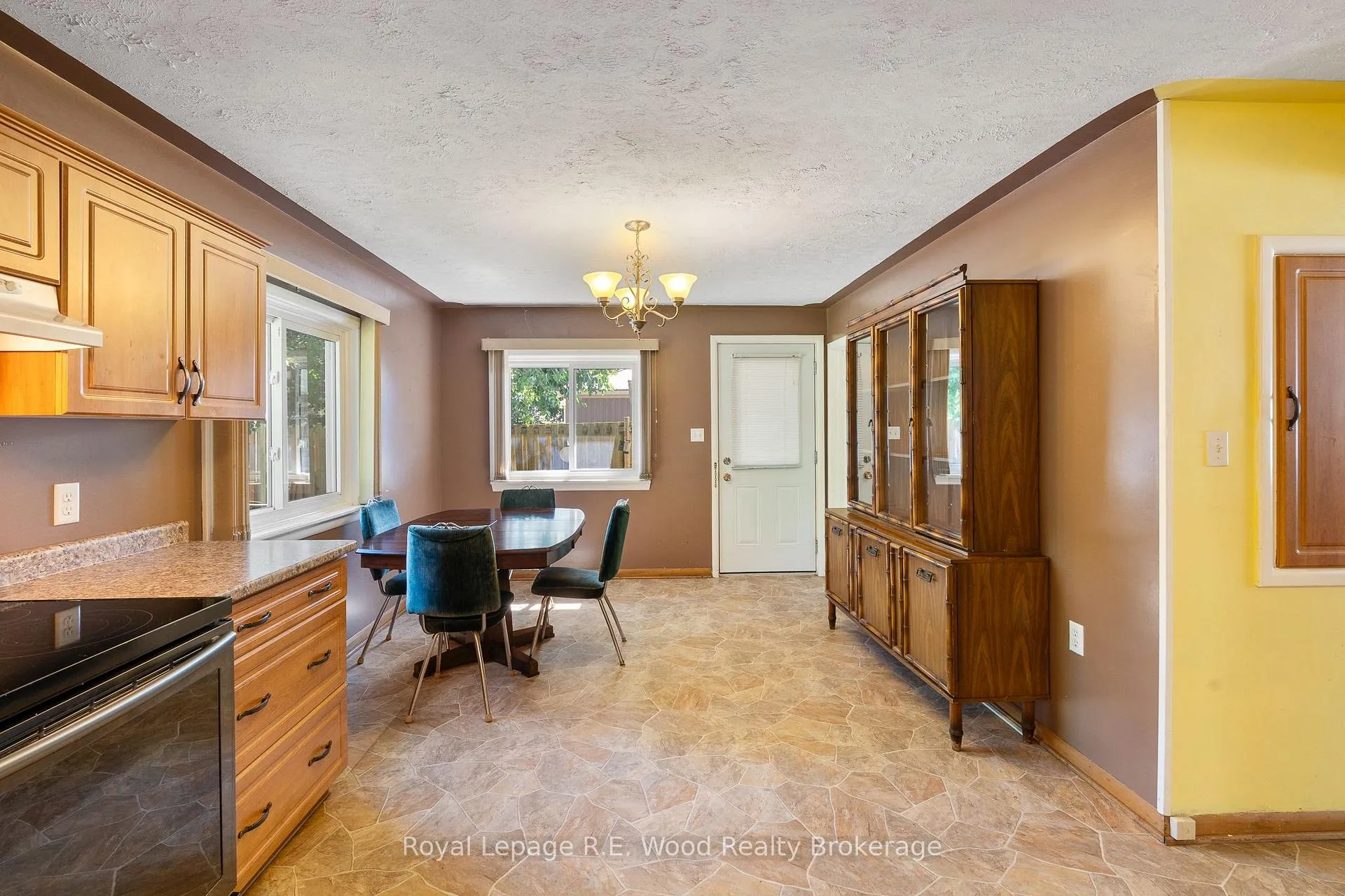 Photo 14 of 286 Walnut Street, Chatham-Kent, Dresden — HOMEH