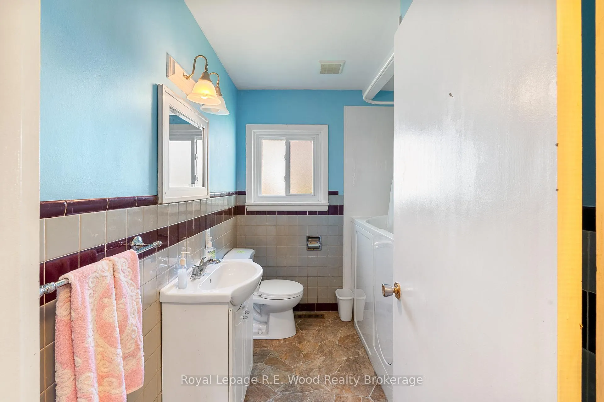 Photo 15 of 286 Walnut Street, Chatham-Kent, Dresden — HOMEH