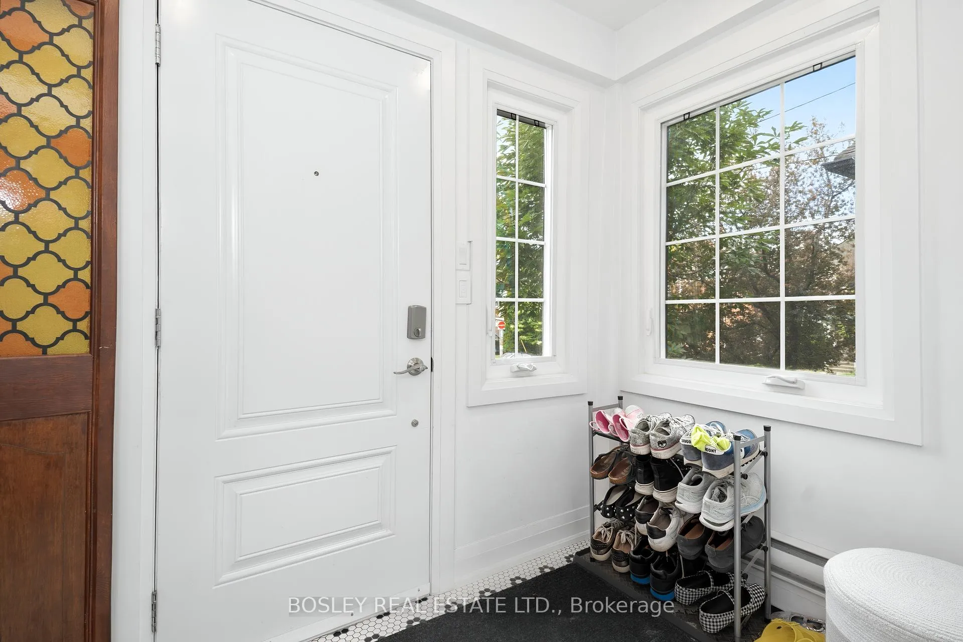 Photo 3 of 6 Ridley Gardens, Toronto, High Park-Swansea — HOMEH