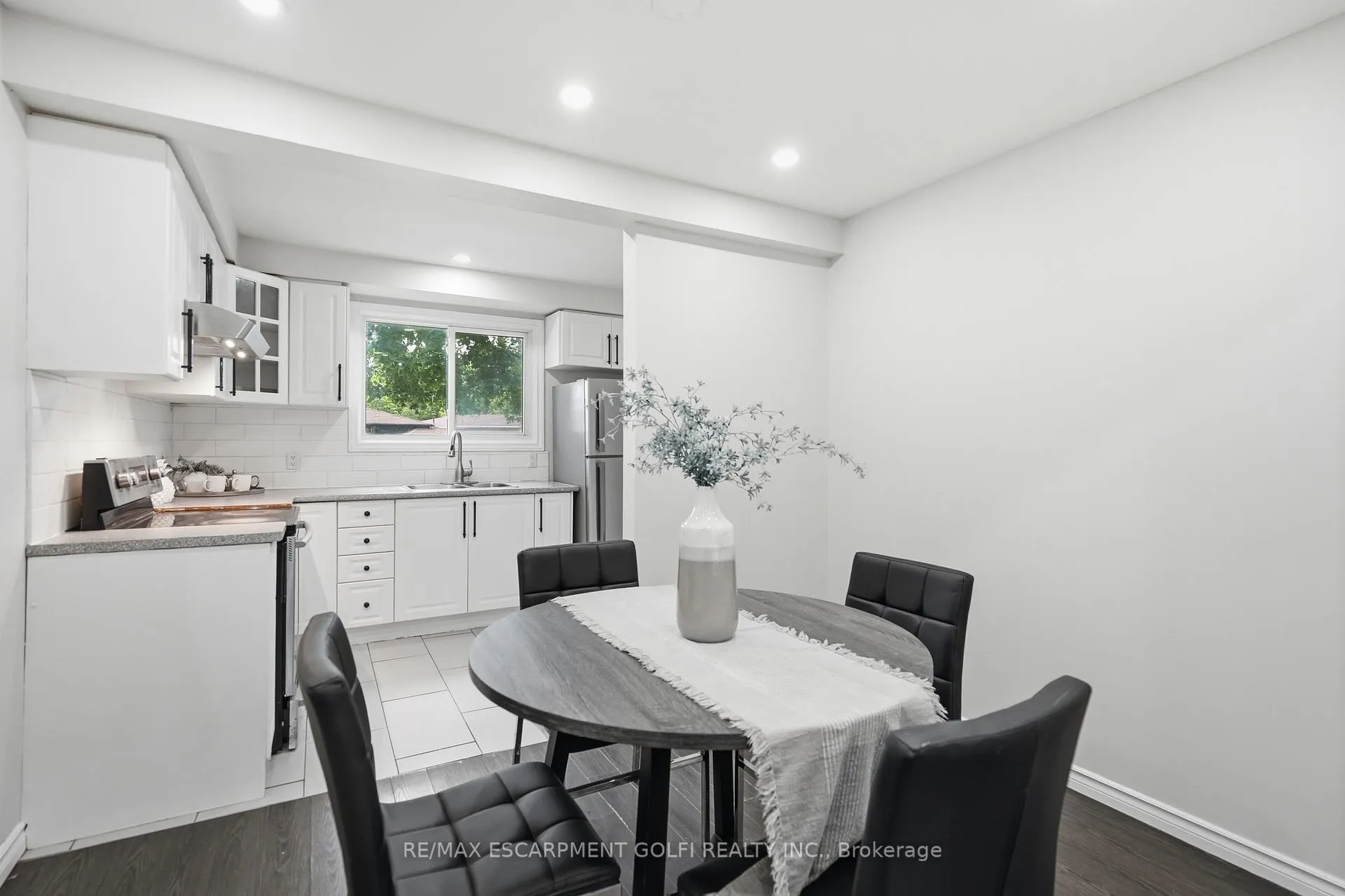 Photo 8 of Unit 14, 82 Riverdale Drive, Hamilton, Riverdale — HOMEH
