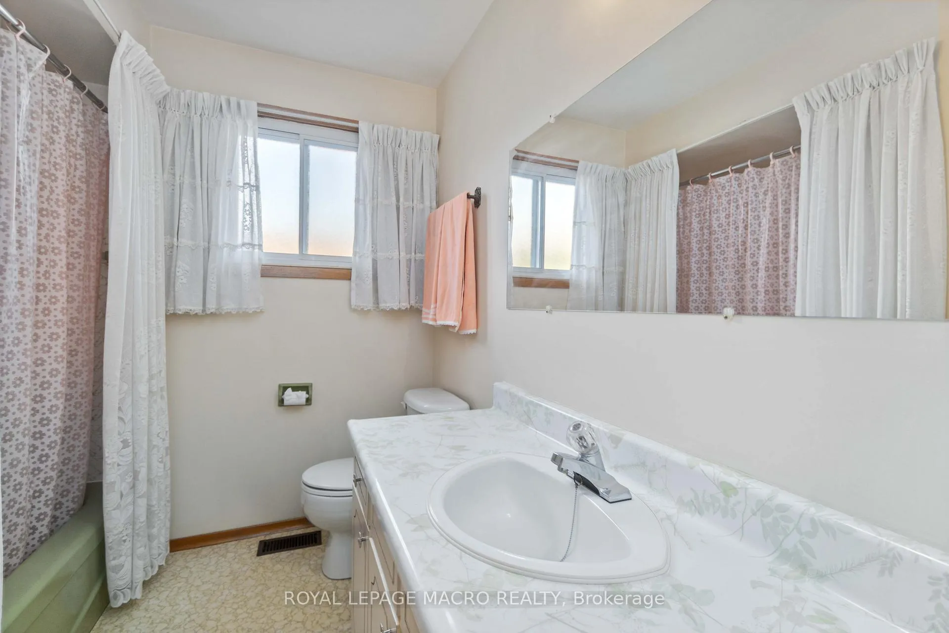 Photo 12 of 178 San Remo Drive, Hamilton, Mountview — HOMEH