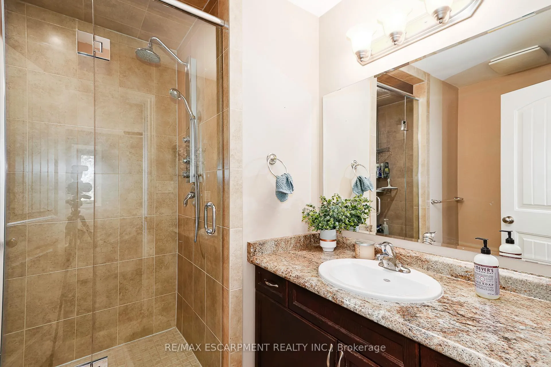 Photo 21 of 72 Silver Glen Boulevard, Collingwood — HOMEH