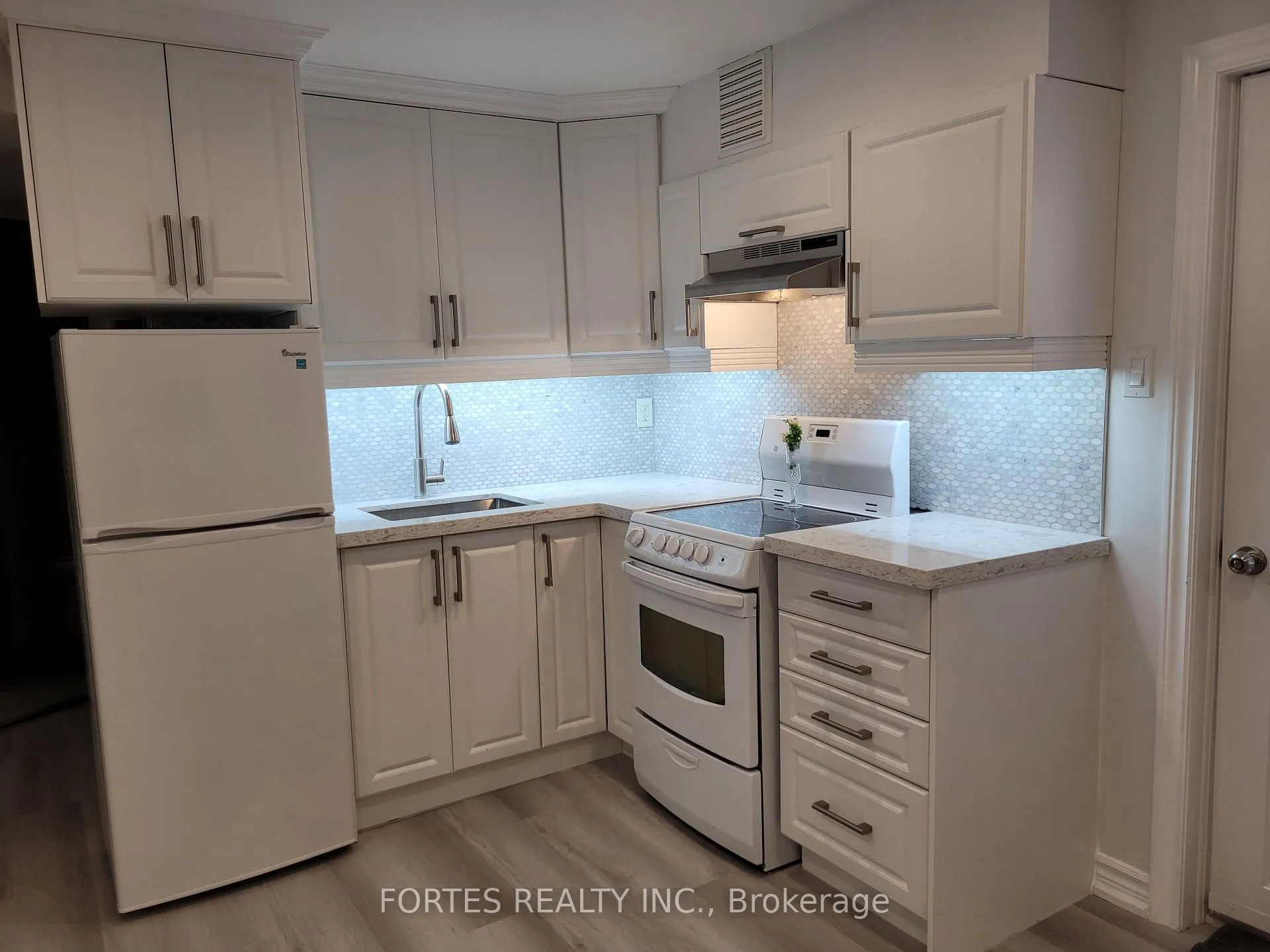 Photo 3 of Unit 1A, 62 High Park Boulevard, Toronto, High Park-Swansea — HOMEH